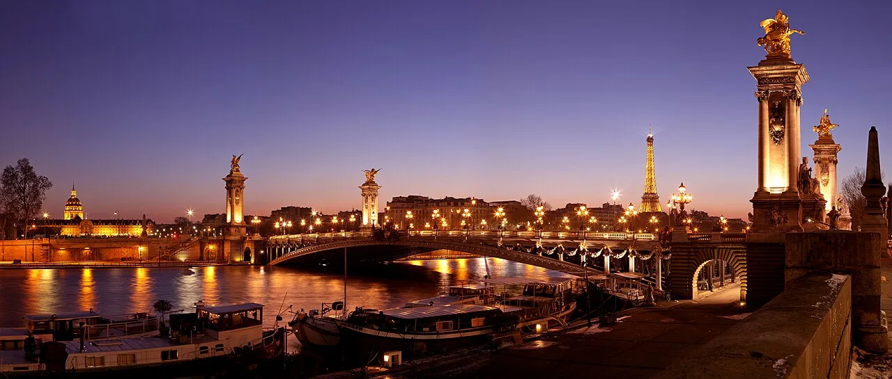 Pont Alexandre III and the Eiffel Tower at dusk, photographed in December 2010