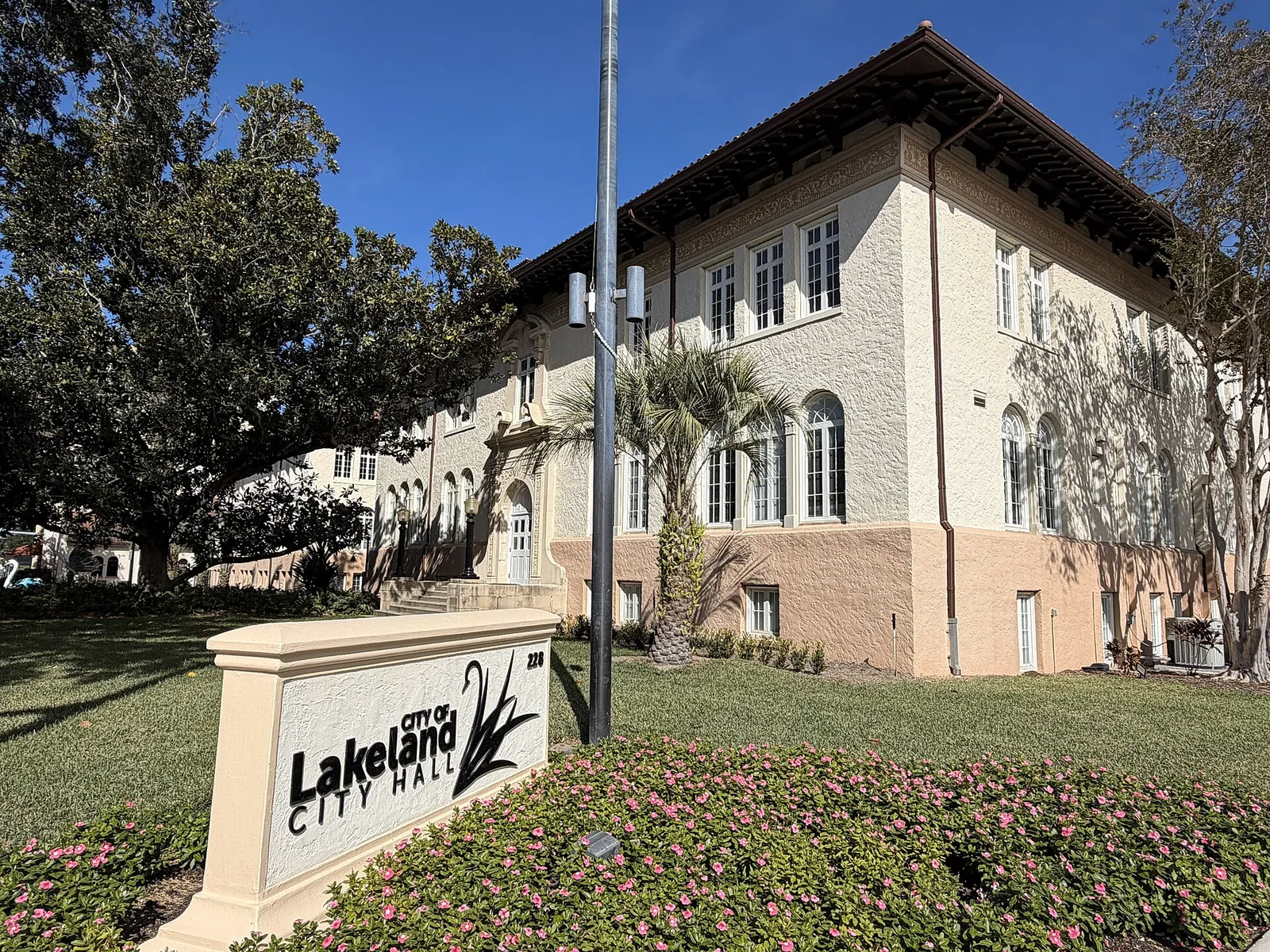 Archival local architecture and scenery in Lakeland, USA, used as destination atmosphere