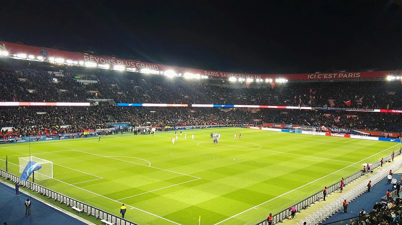 Parc des Princes crowd and bright green pitch during a February 2018 match, used as archival stadium atmosphere