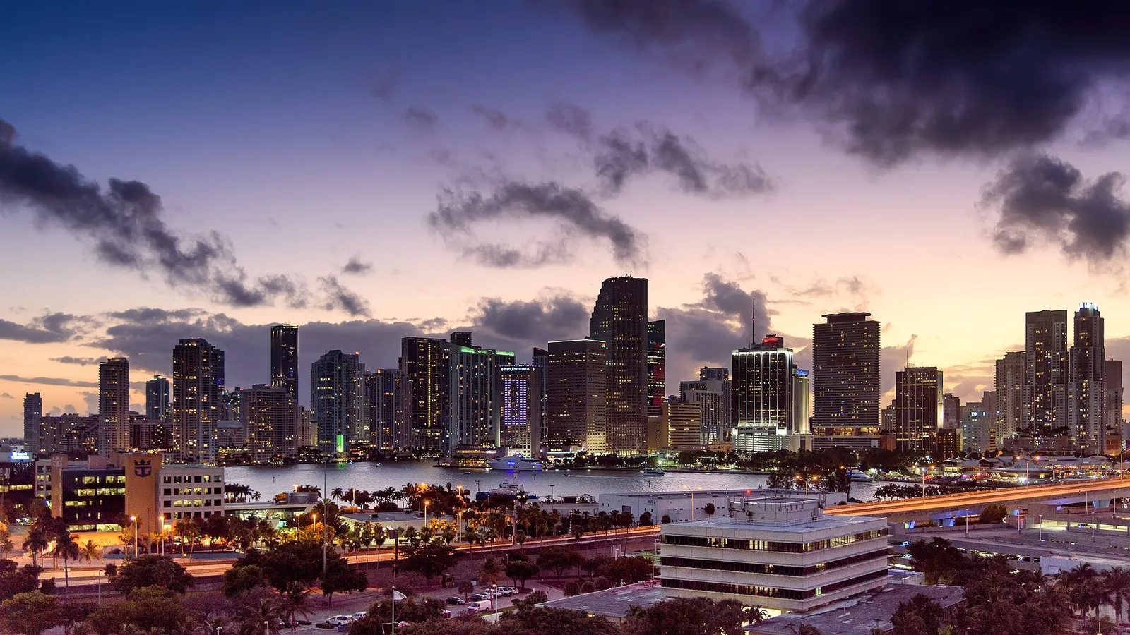 Miami Sunset (45863661094); archival destination atmosphere, not a photograph of the upcoming race