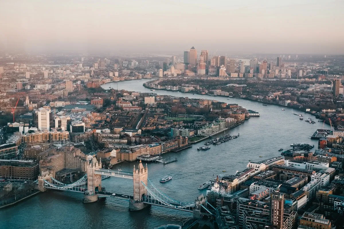 London skyline and Thames city atmosphere, not a photograph of the upcoming match